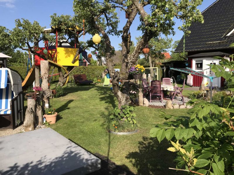Unser Garten mit Ferienwohnungen in Wieck auf dem Darß