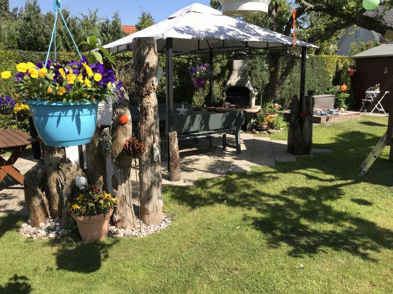 Unser Garten mit Ferienwohnungen in Wieck auf dem Darß
